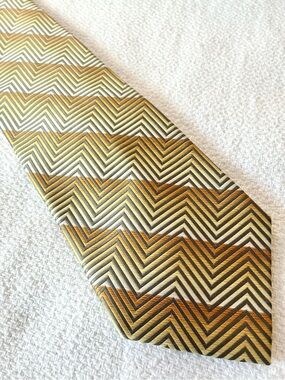 Daniel Craig Classic Chevron 100% Silk Tie in Gold and Gray